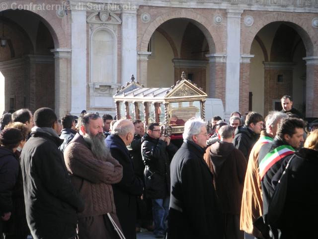 Processione con l'urna verso la Basilica Lauretana