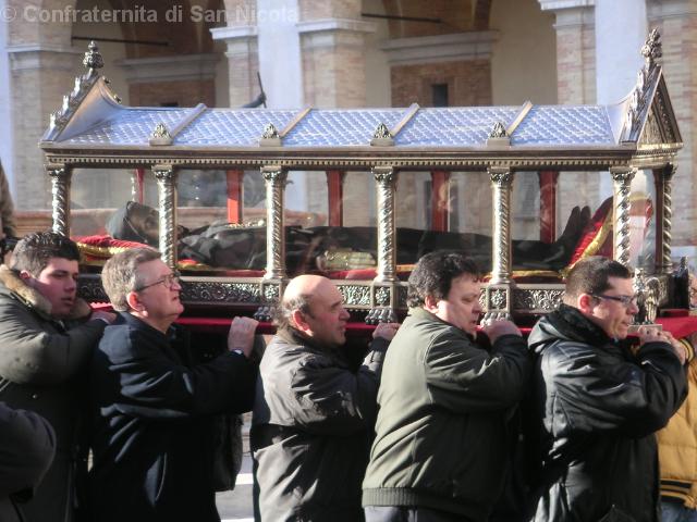 Processione con l'urna verso la Basilica Lauretana