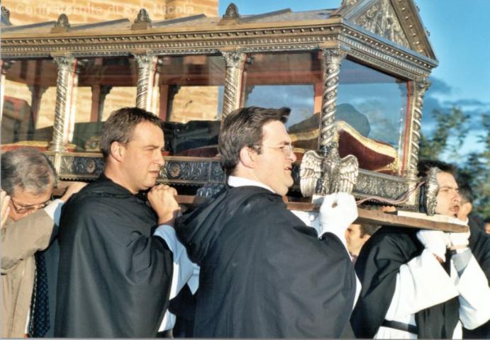 Alcuni confratelli e fedeli pensano al trasbordo dell'urna