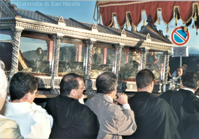 Alcuni confratelli e fedeli pensano al trasbordo dell'urna