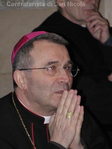 Il Vescovo raccolto in preghiera nella cripra di San Nicola