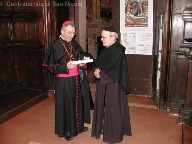 Piccolo dono del Priore della Basilica al Vescovo