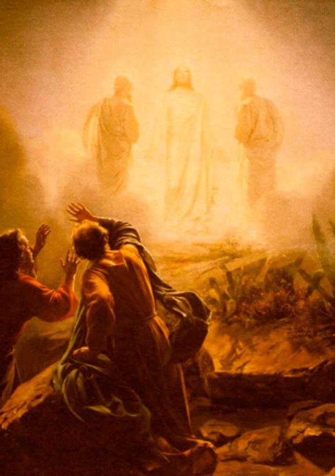 Gesù si trasfigura davanti ai discepoli.